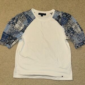 TOMMY HILFIGER TSHIRT, SIZE SMALL